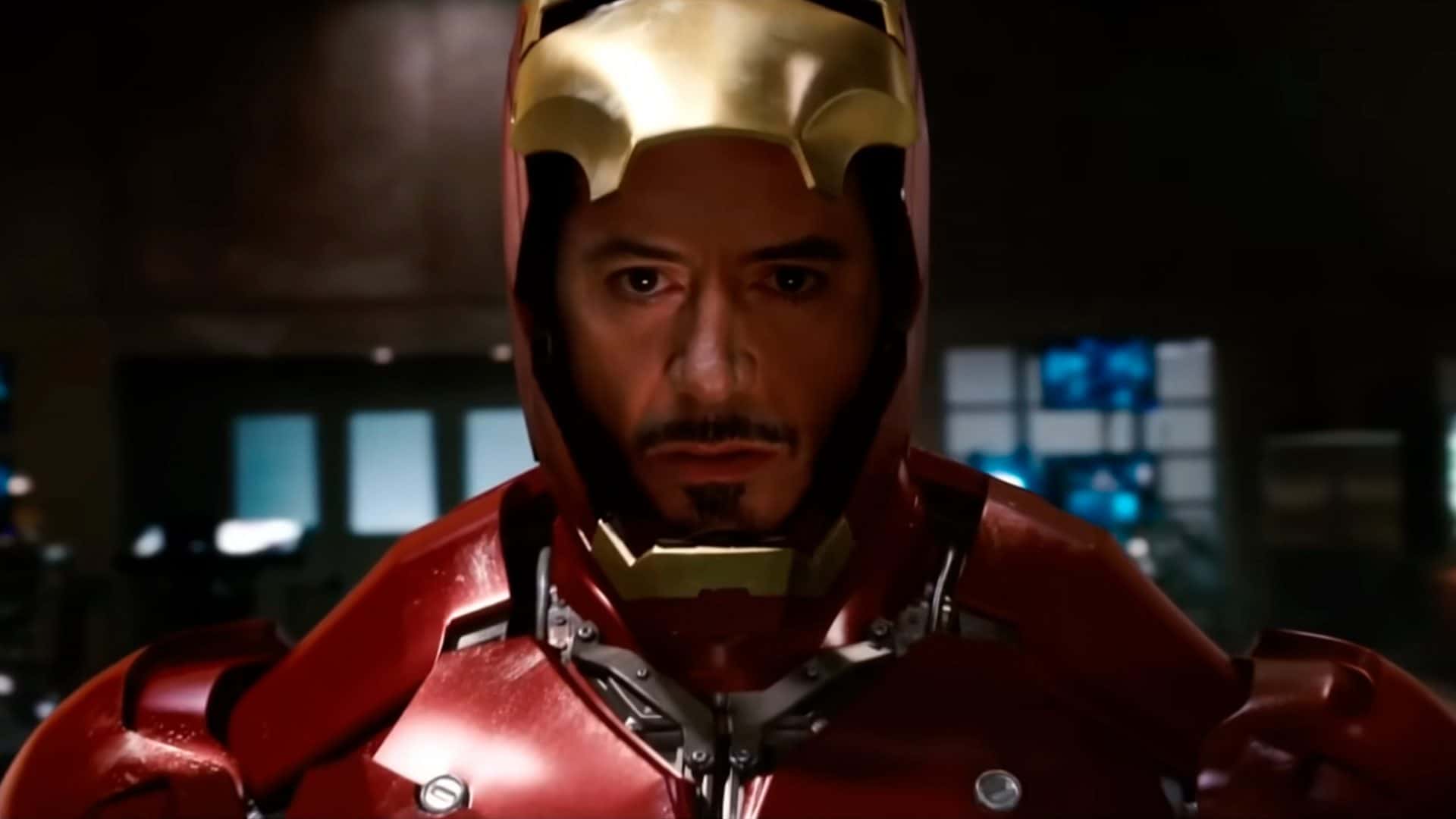 Cena de Homem de Ferro na qual Tony Stark veste a armadura pela primeira vez e o capacete está prestes a fechar