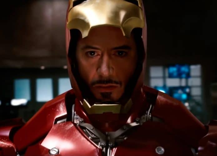 Cena de Homem de Ferro na qual Tony Stark veste a armadura pela primeira vez e o capacete está prestes a fechar