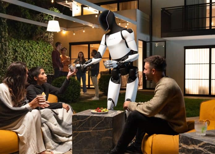 Robô Optimus, da Tesla, servindo bebidas para pessoas sentadas