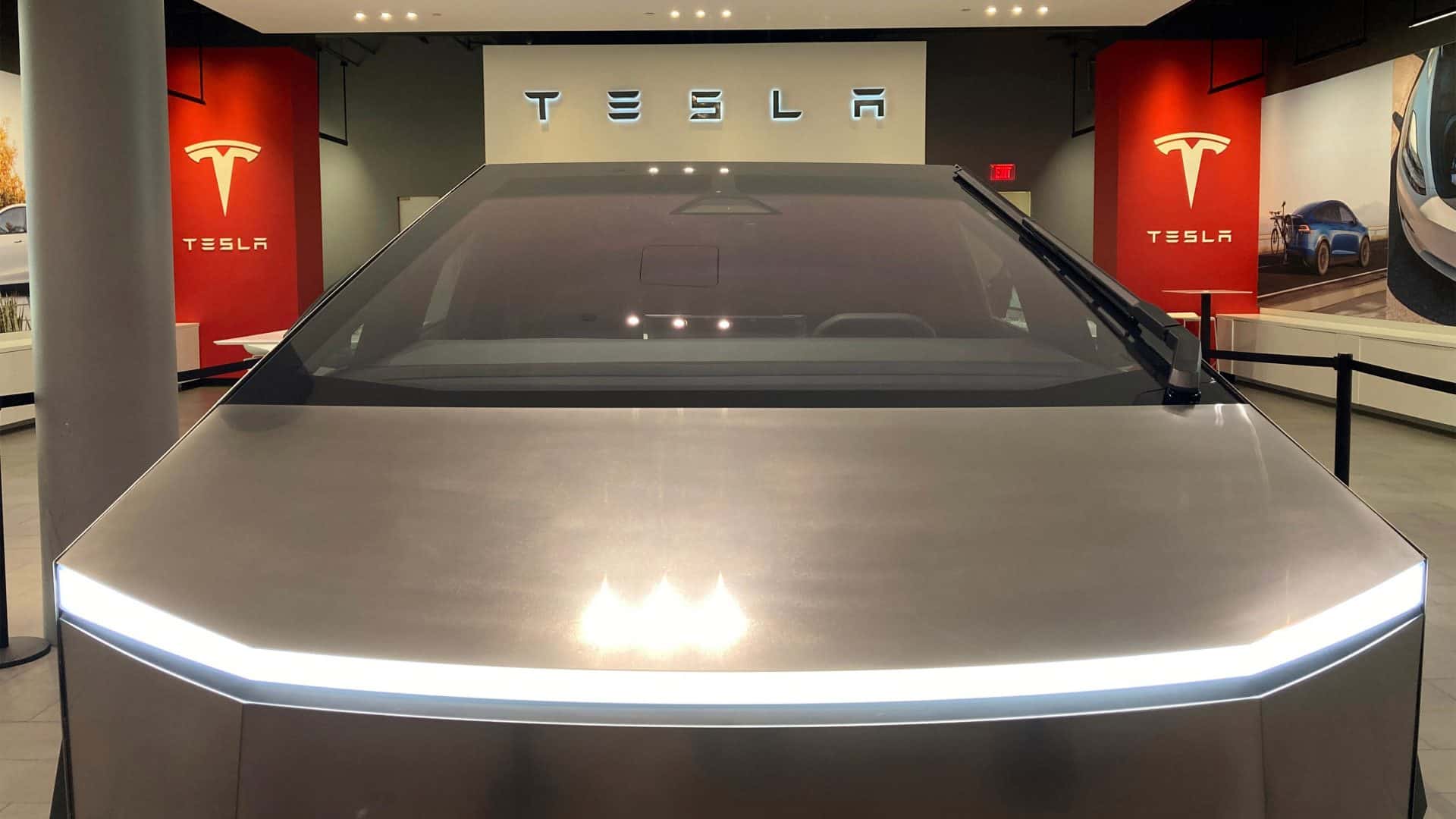 Cybertruck visto de frente e de perto numa exibição da Tesla