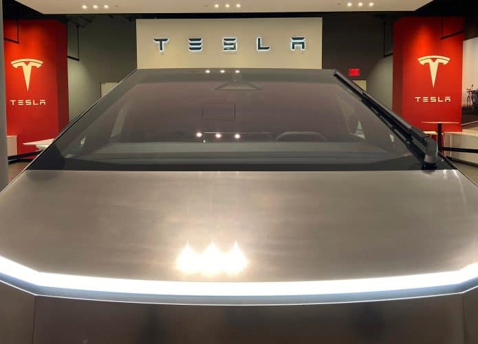Cybertruck visto de frente e de perto numa exibição da Tesla