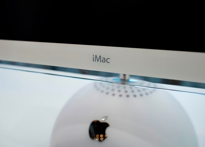 Close em iMac G4 ressaltando formato da base