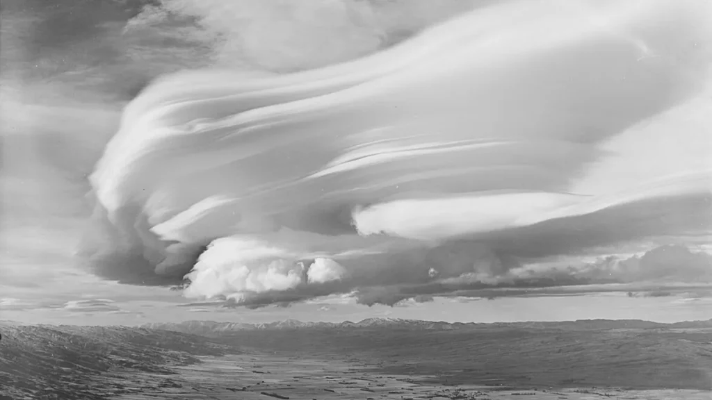Uma foto em preto e branco da nuvem Taieri Pet vista de lado.