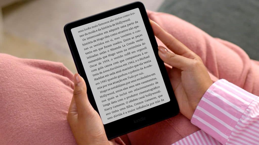 Pessoa segurando modelo de 2024 do Kindle Paperwhite da Amazon