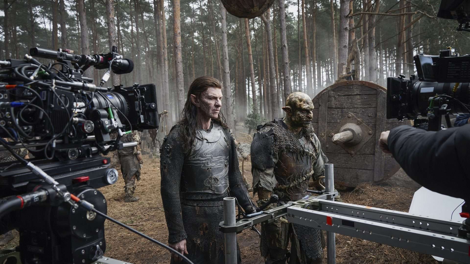 Sam Hazeldine como Adar