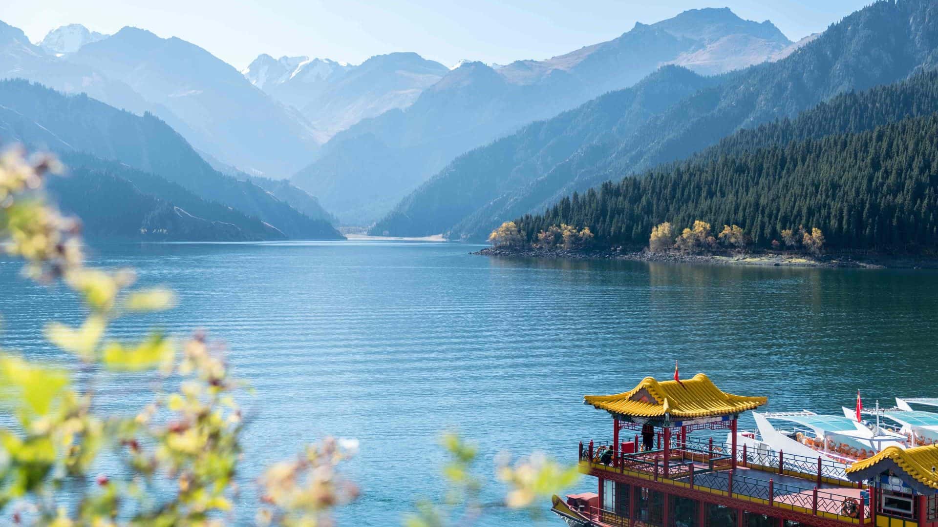 Heaven Lake, também conhecido como Tianchi, tem uma área de quase 10 km quadrados