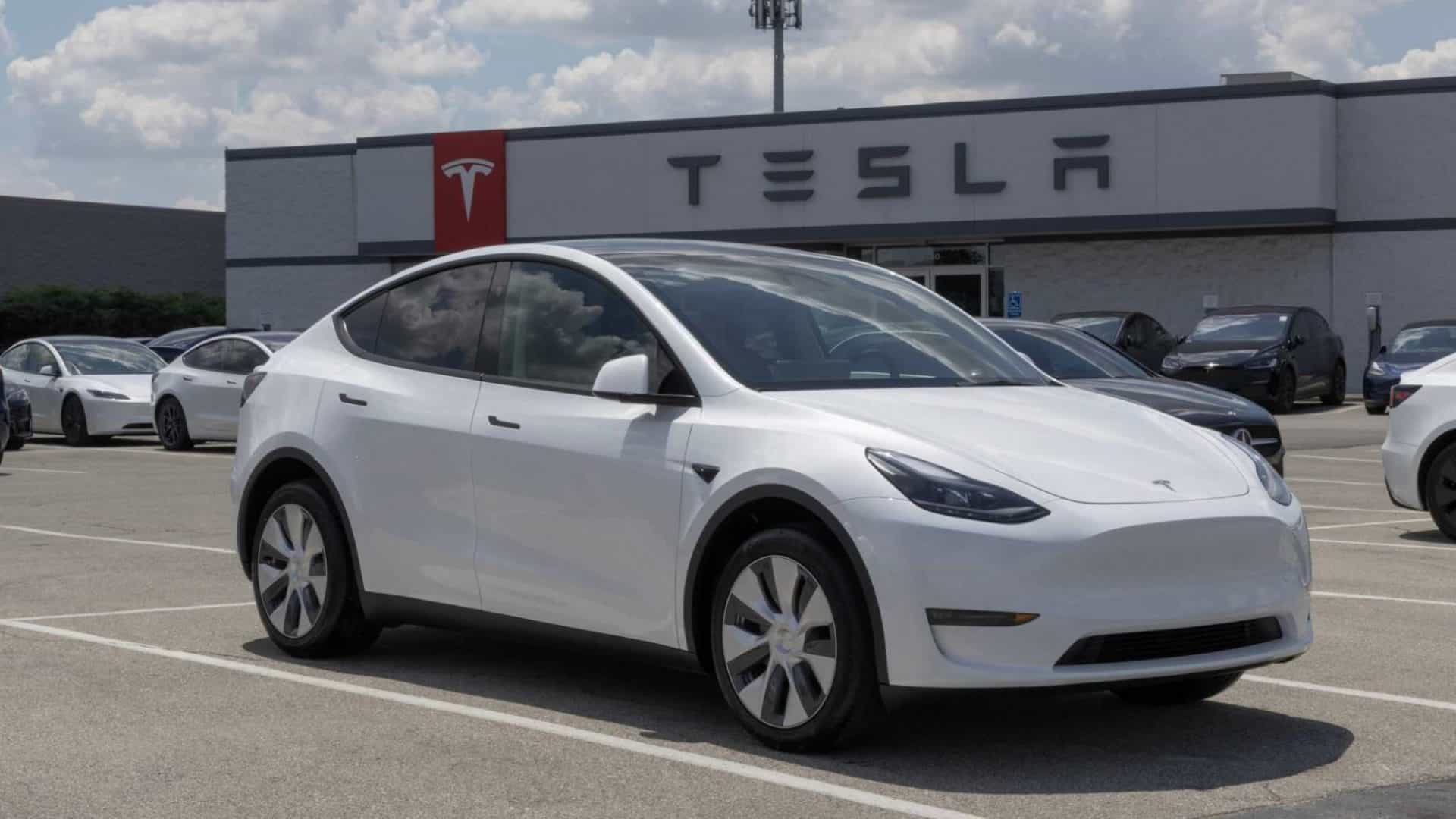 Veículo da Tesla em um pátio da montadora