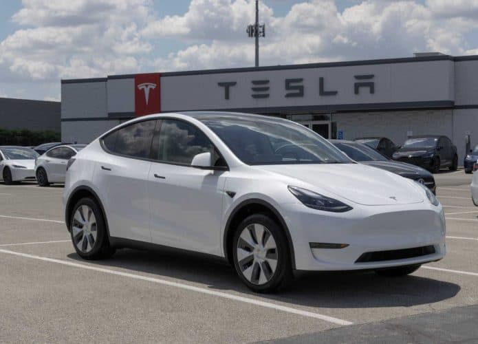 Veículo da Tesla em um pátio da montadora