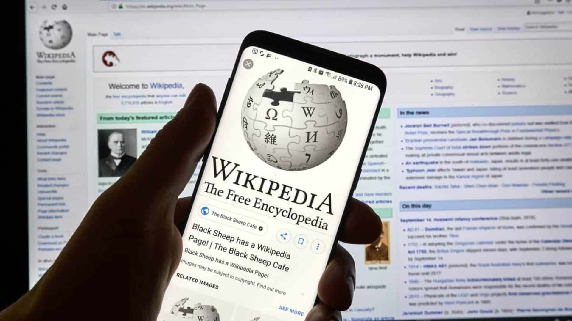 Página da Wikipédia em um smartphone e em uma tela de computador