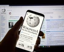 Página da Wikipédia em um smartphone e em uma tela de computador
