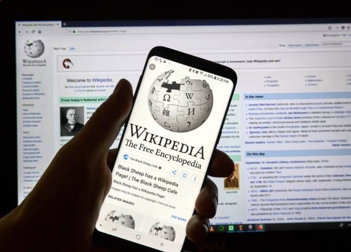 Página da Wikipédia em um smartphone e em uma tela de computador