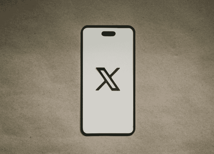 imagem mostra um celular com a tela completamente preenchida pelo ícone da rede social X/Twitter
