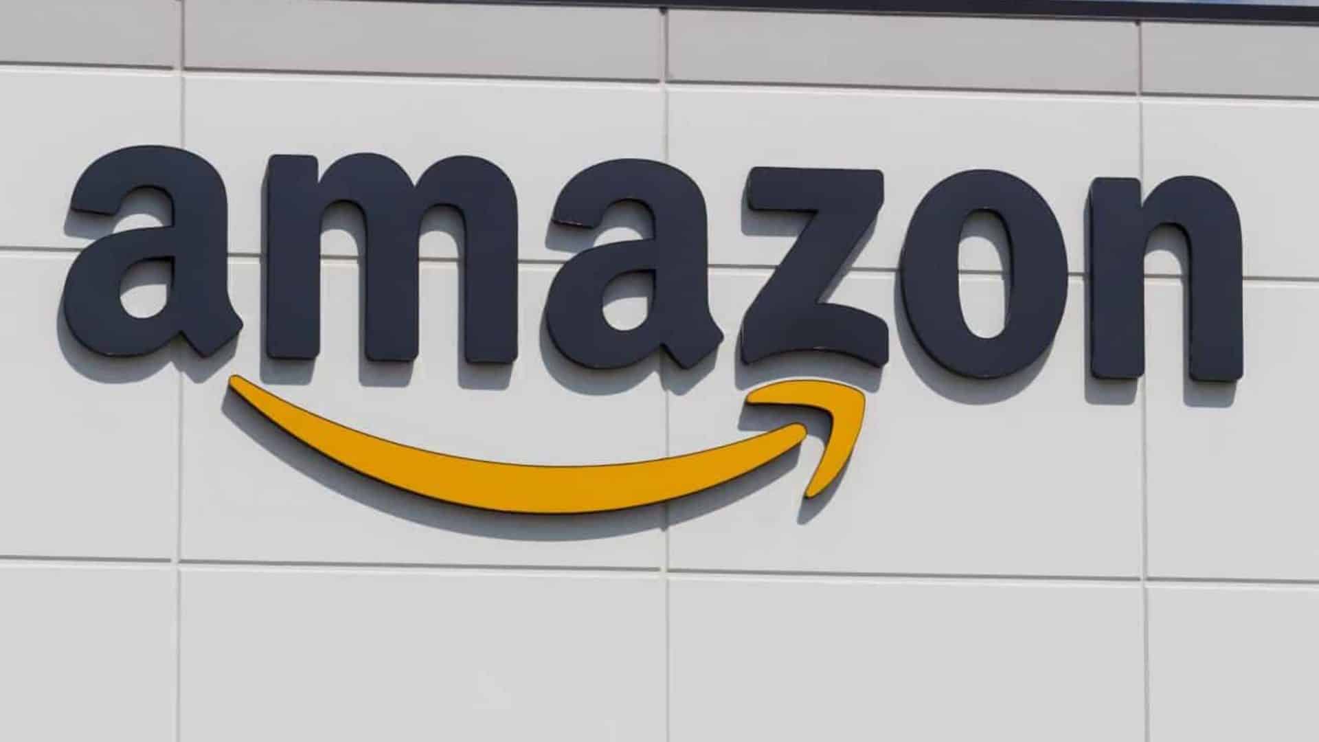 Logo da Amazon em fachada
