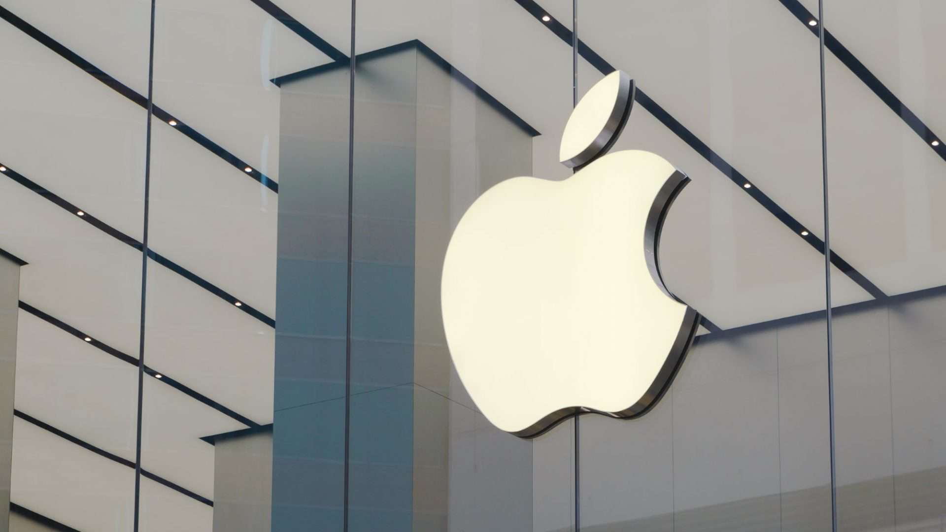 Logo da Apple em fachada