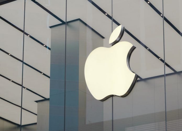 Logo da Apple em fachada