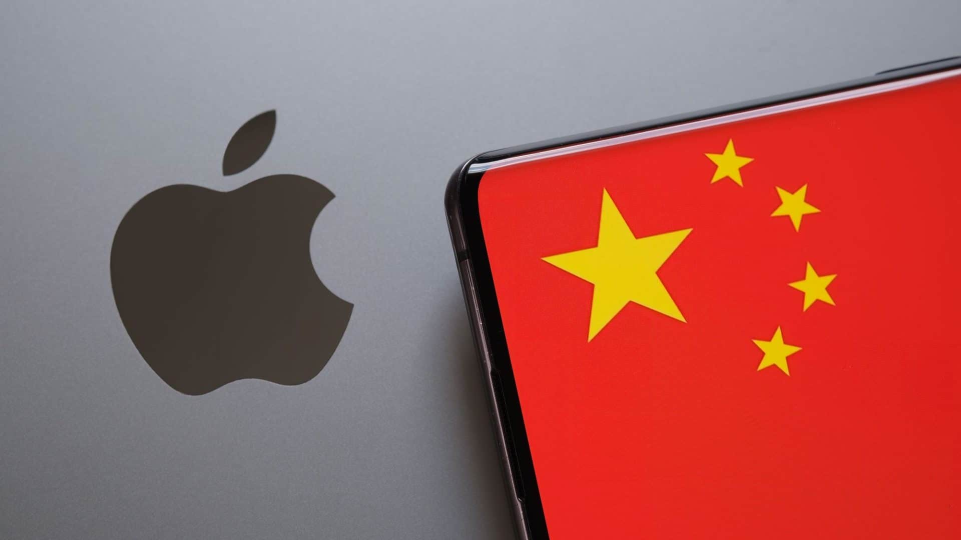 Logo da Apple ao lado da bandeira da China
