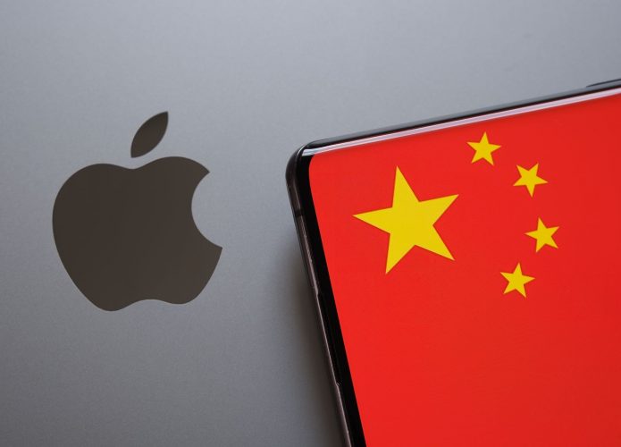 Logo da Apple ao lado da bandeira da China