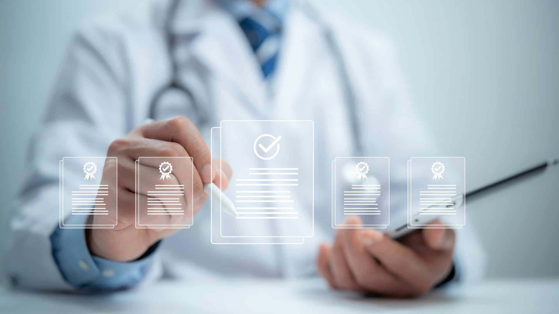 Médico com um tablet na mão e selecionando, no ar, um ícone de documento com uma caneta
