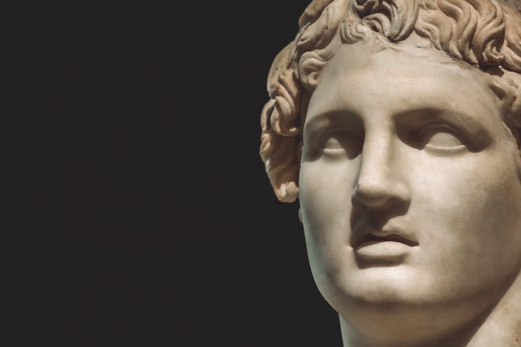 Lendário manto de Alexandre, o Grande, pode ter sido encontrado O lendário Alexandre, o Grande, antigo rei da Macedônia e faraó egípcio, aproveitou muito a honraria macedônica de se vestir inteiramente de roxo. Historiadores creem que Alexandre usou a vestimenta sempre que podia e, agora, um novo estudo aponta que, finalmente, uma das vestimentas mais icônicas do rei macedônico pode ter sido encontrada. Cabeça de estátua de Alexandre, o Grande