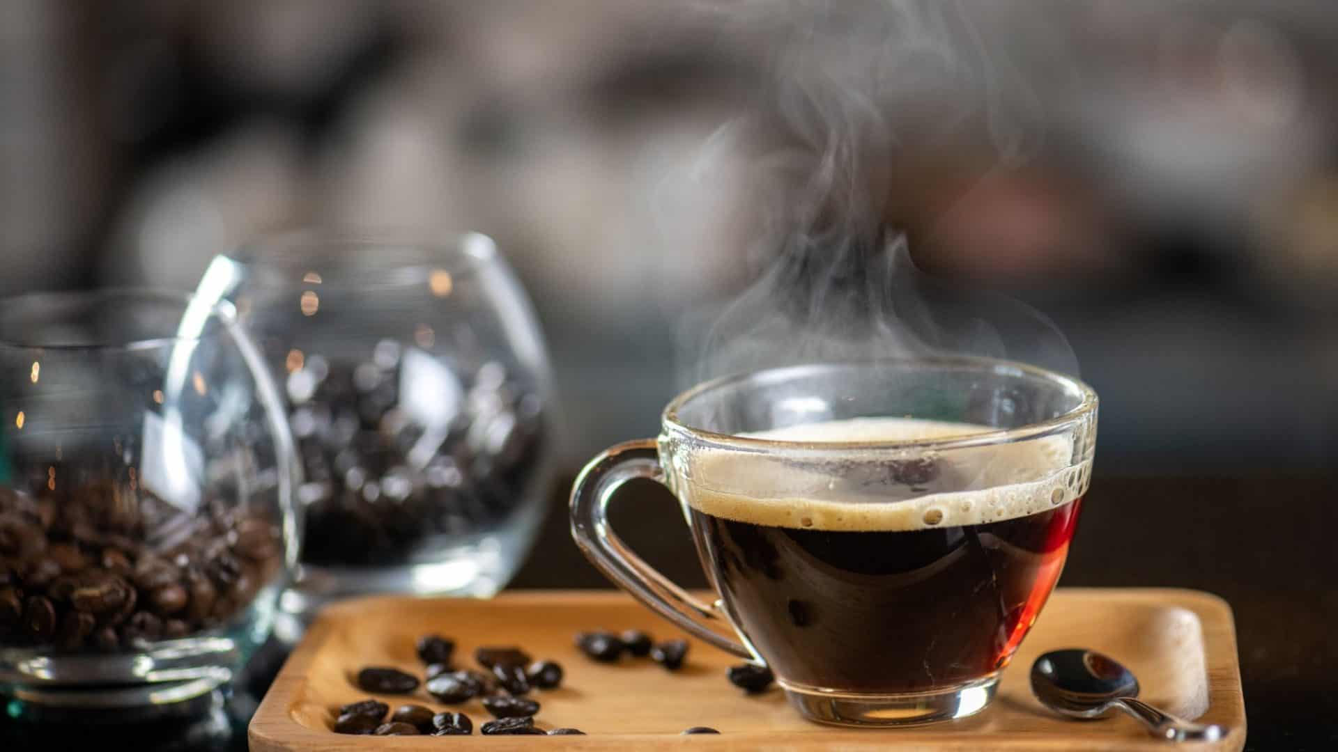 Xícara de café e alguns grãos