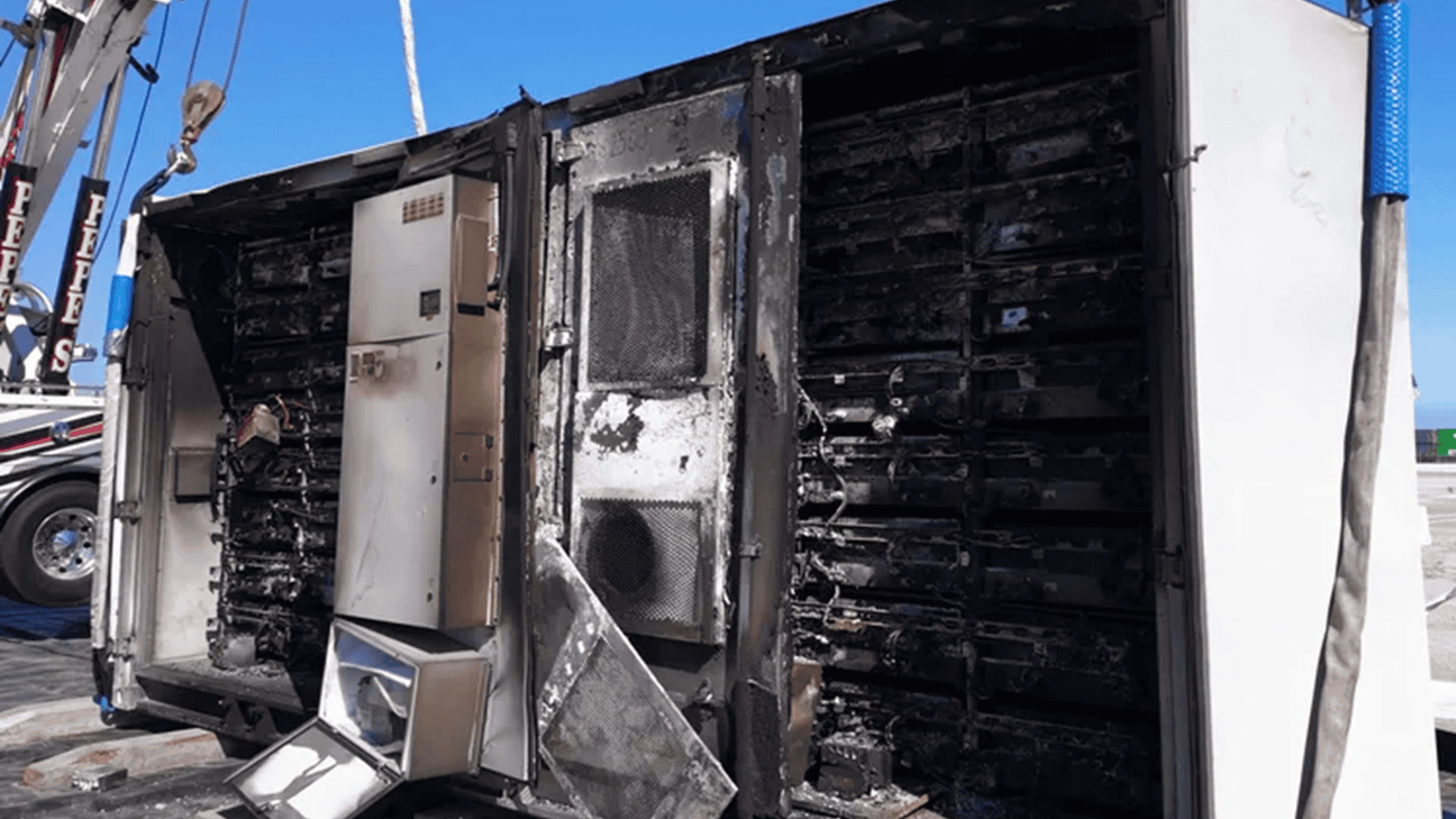 Imagem aproximada do caminhão após o fim do incêndio