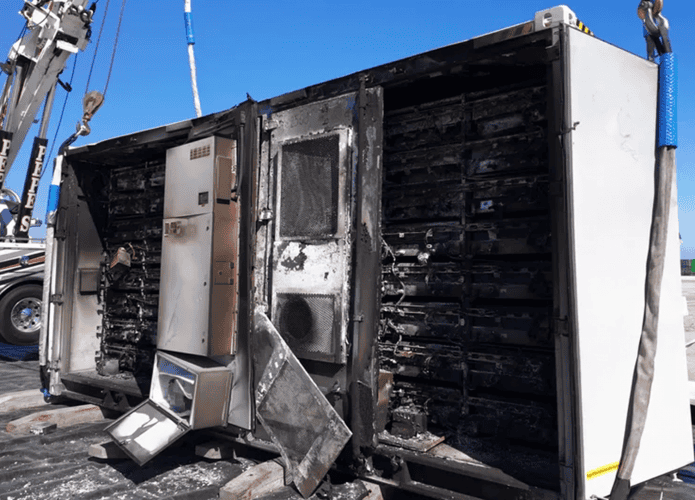 Imagem aproximada do caminhão após o fim do incêndio