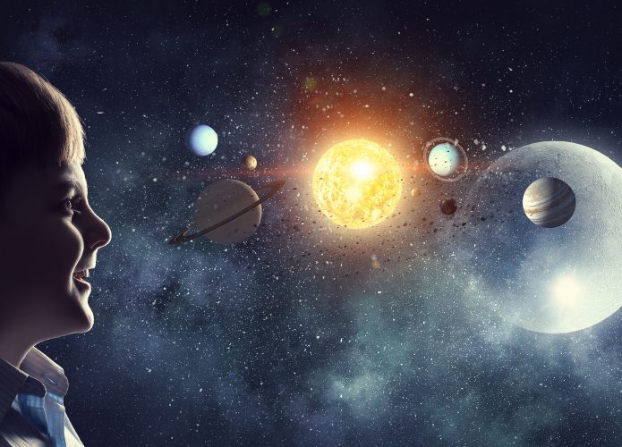 crianca-sistema-solar-planetas-695x500