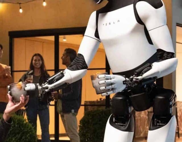 Robô da Tesla servindo pessoas em evento da empresa