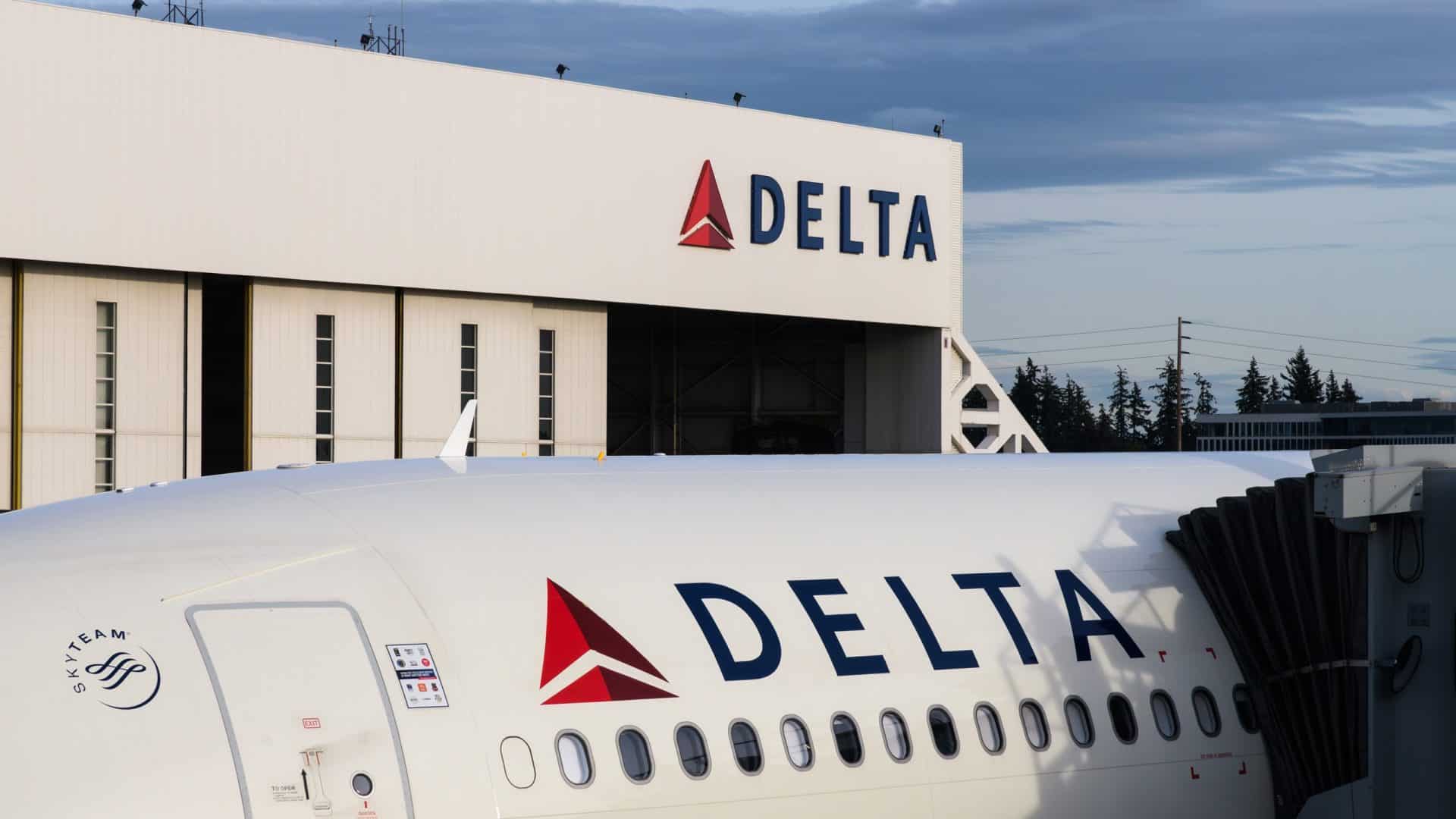 Fachada e um avião da Delta Airlines