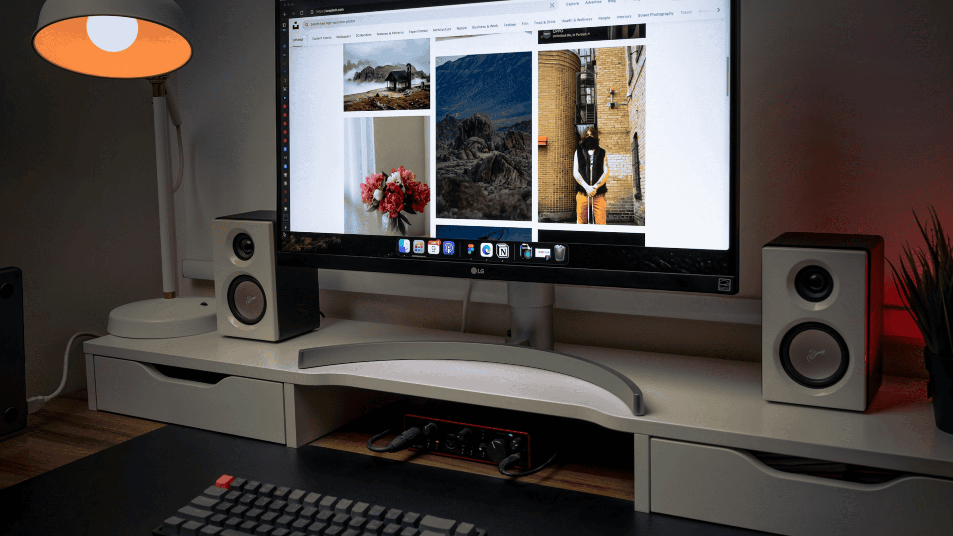 imagem mostra um home office com caixas de alto-falantes