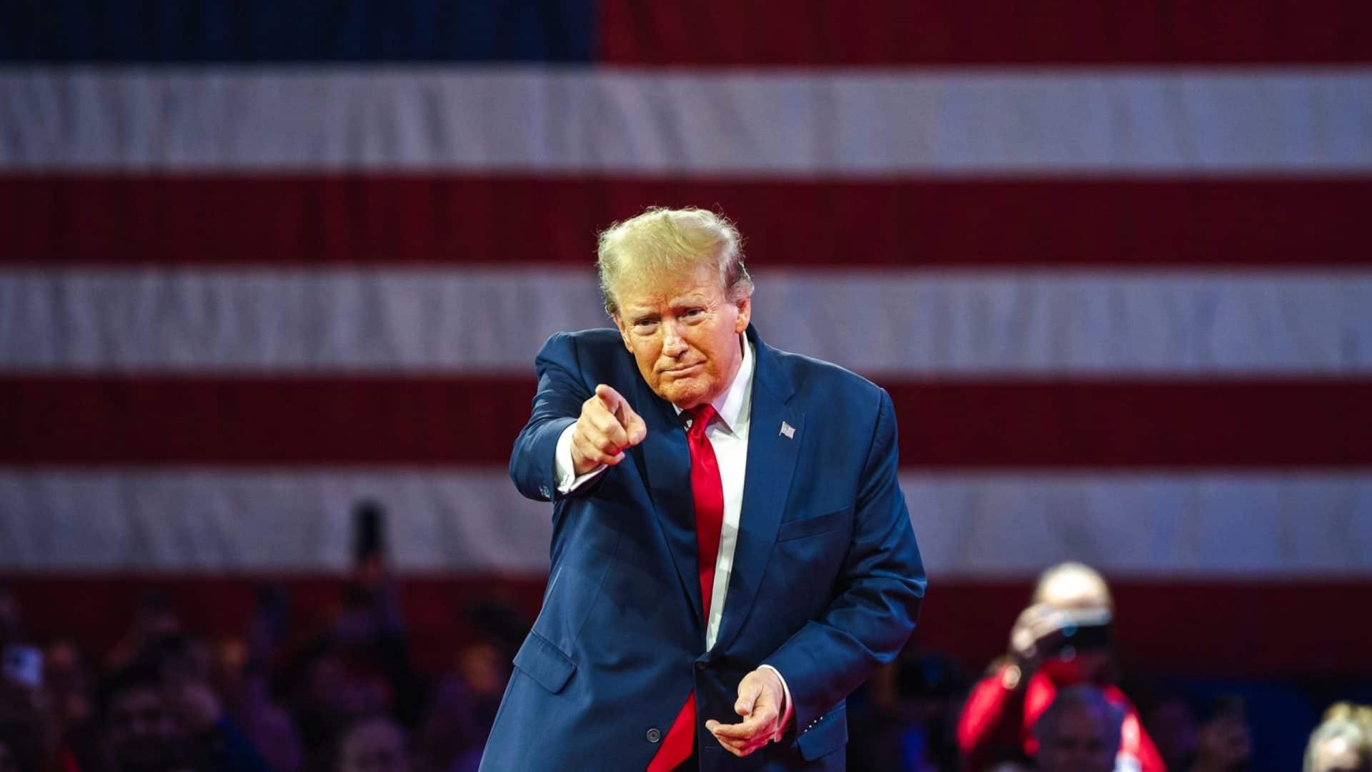 Donald Trump apontando para a câmera
