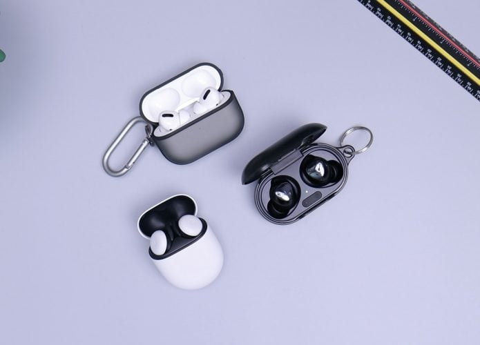 imagem mostra três modelos de fones de ouvido bluetooth earbuds