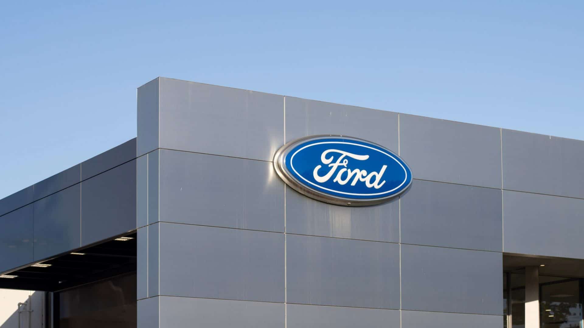 Logo da Ford na fachada de um prédio da montadora