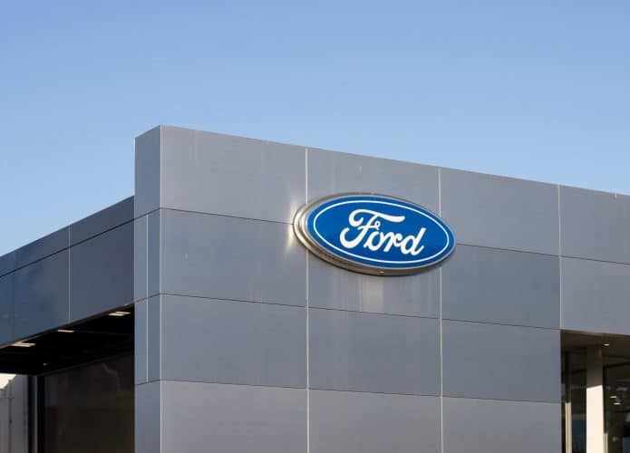 Logo da Ford na fachada de um prédio da montadora
