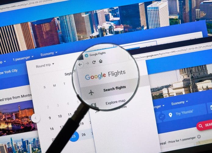 Lupa destacando o logo do Google Flights em site