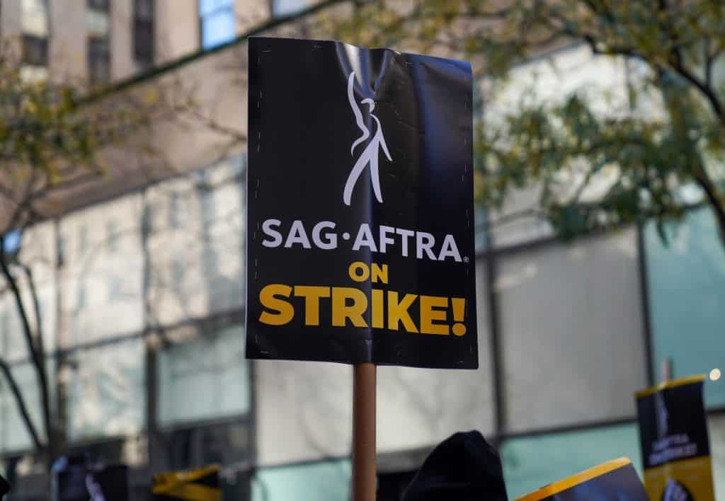 Placa do sindicato SAG-AFTRA durante manifestação de atores em greve nos Estados Unidos
