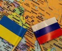 Bandeiras da Rússia e da Ucrânia sobre mapa