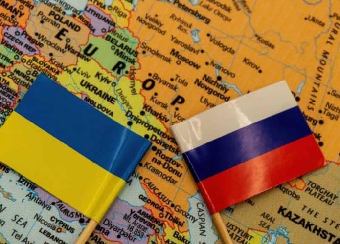 Bandeiras da Rússia e da Ucrânia sobre mapa
