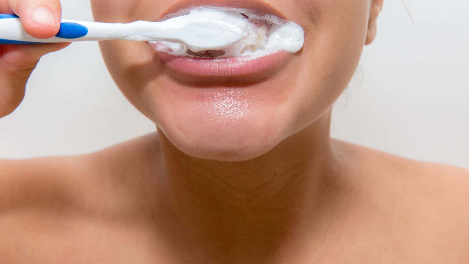 Crianaça escovando os dentes
