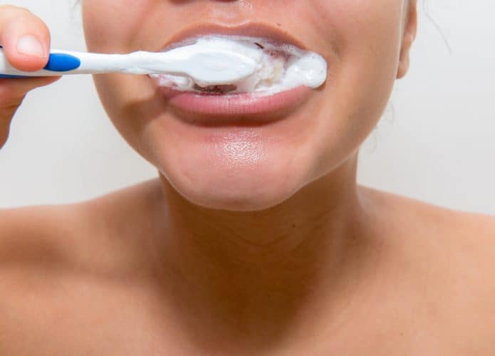 Crianaça escovando os dentes