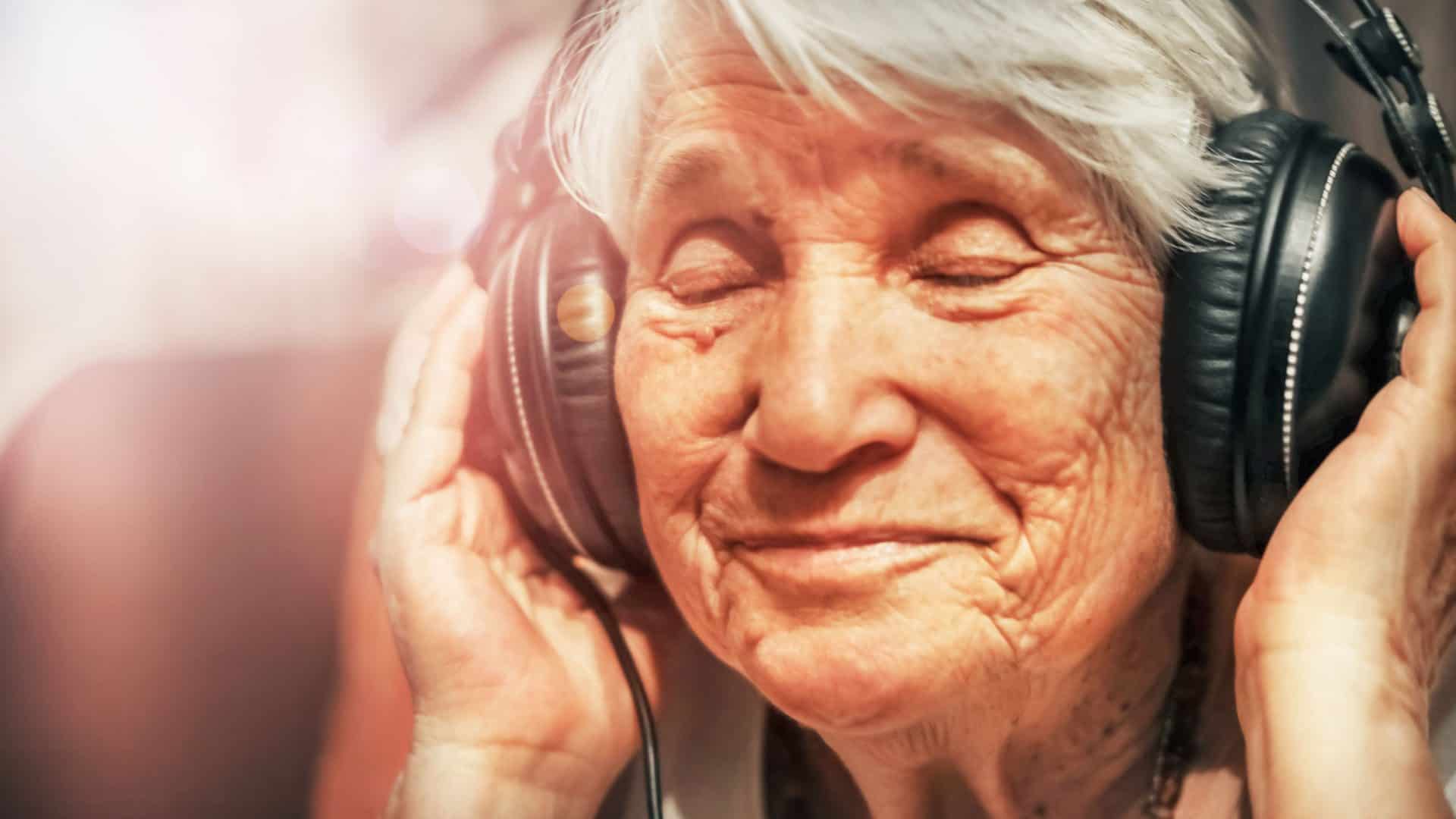 idoso-ouvindo-musica-1920x1080