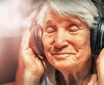 idoso-ouvindo-musica-210x172