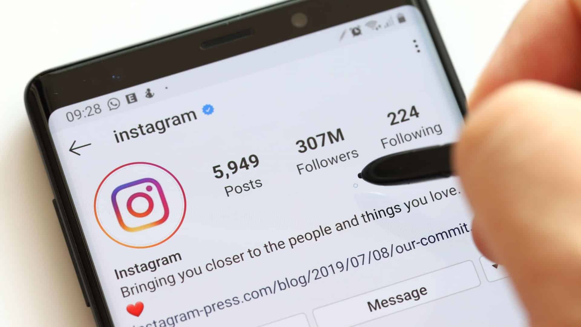 Perfil do Instagram na própria rede social exibido em um smartphone