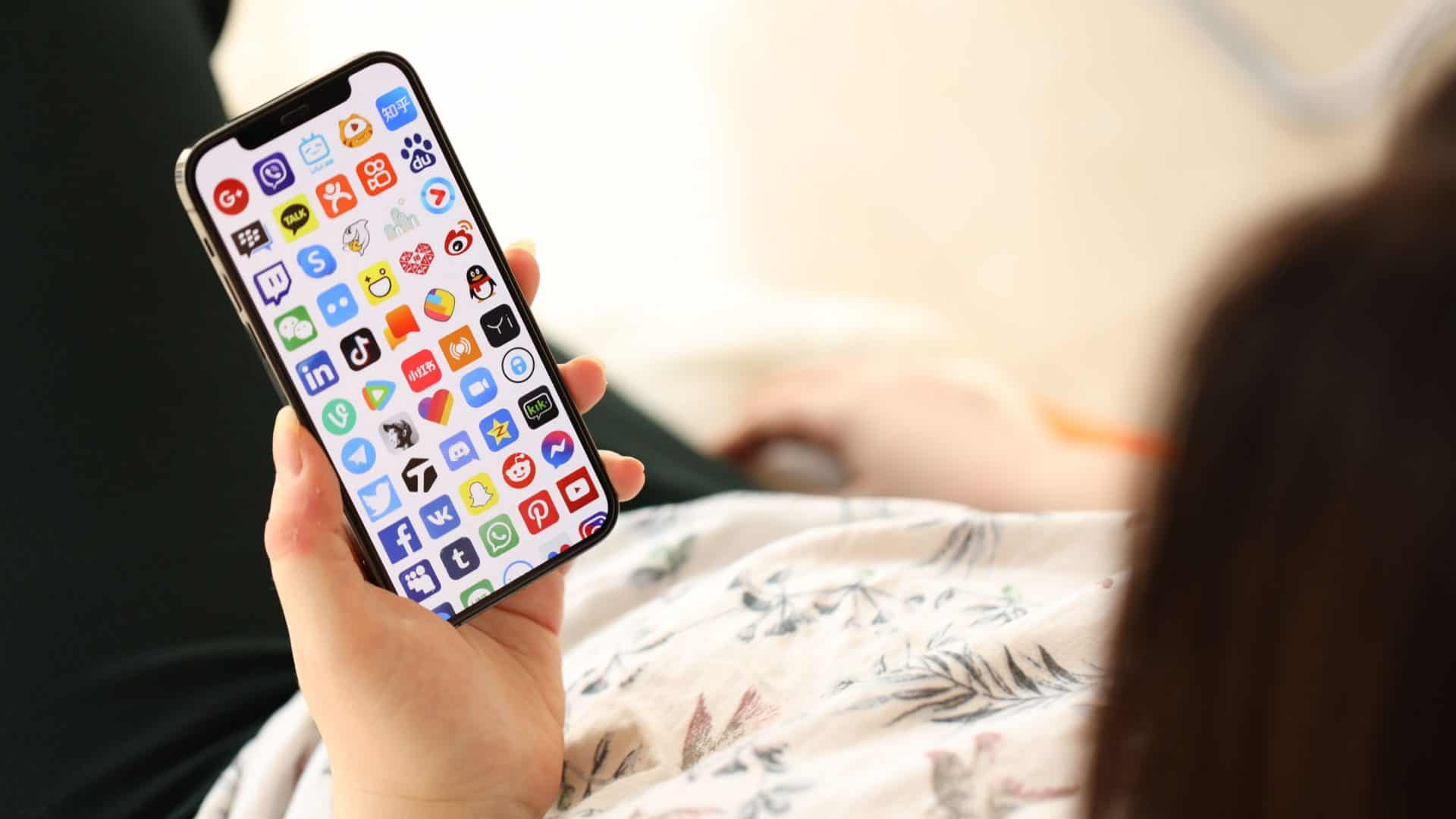 Imagem mostra tela de iPhone em que é possível mudar a cor dos ícones