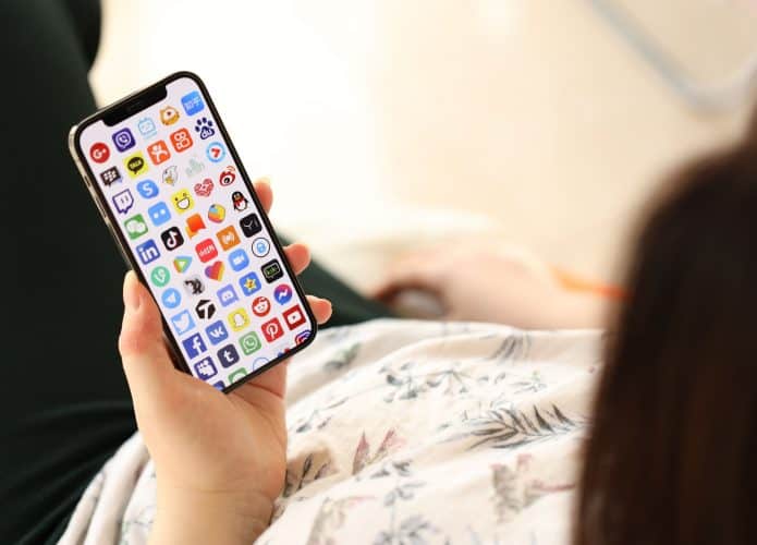 Imagem mostra tela de iPhone em que é possível mudar a cor dos ícones