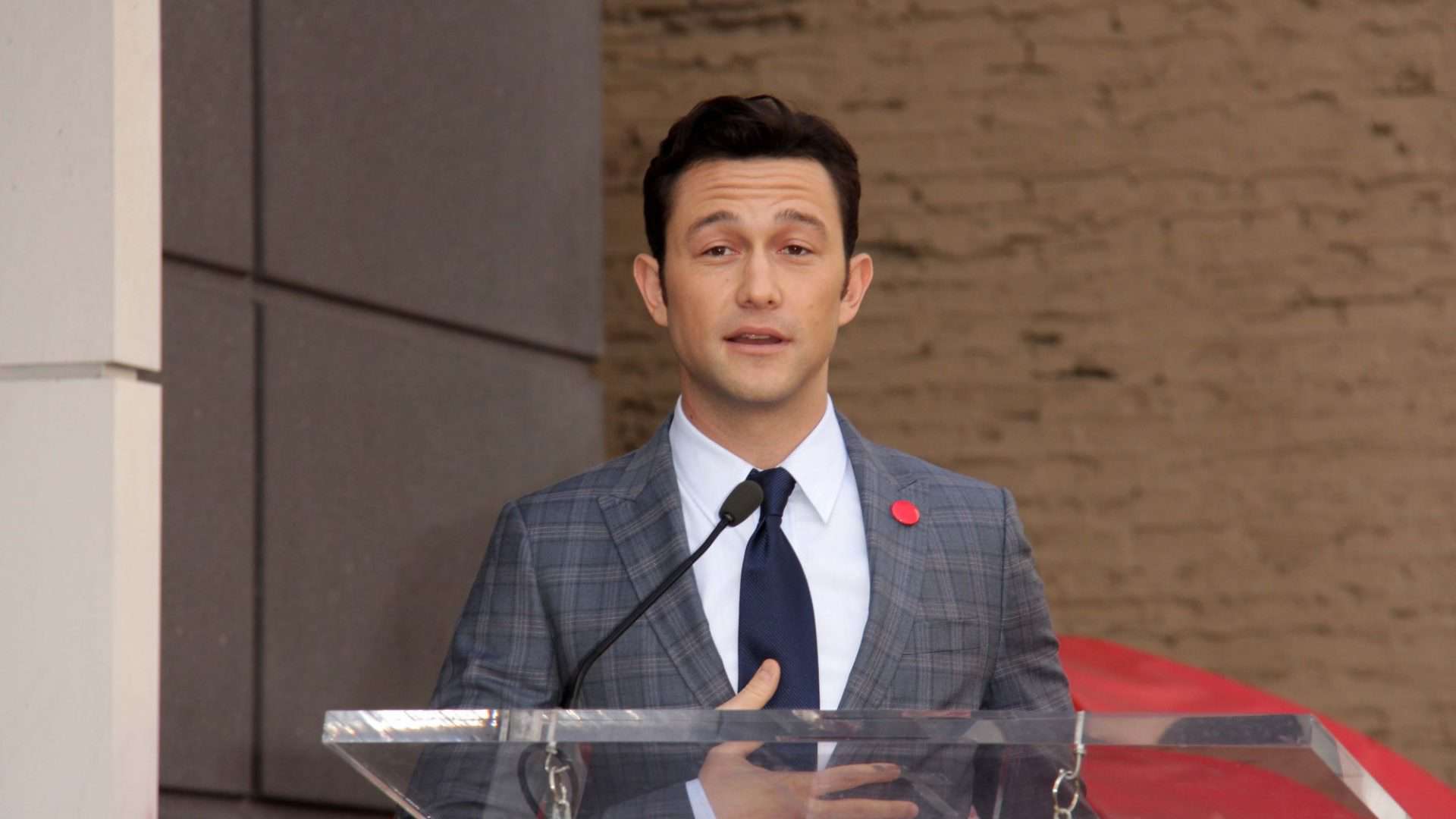 Joseph Gordon-Levitt discursando atrás de um púlpito