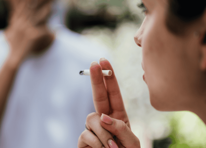 jovens-fumando-cigarro-695x500.png
