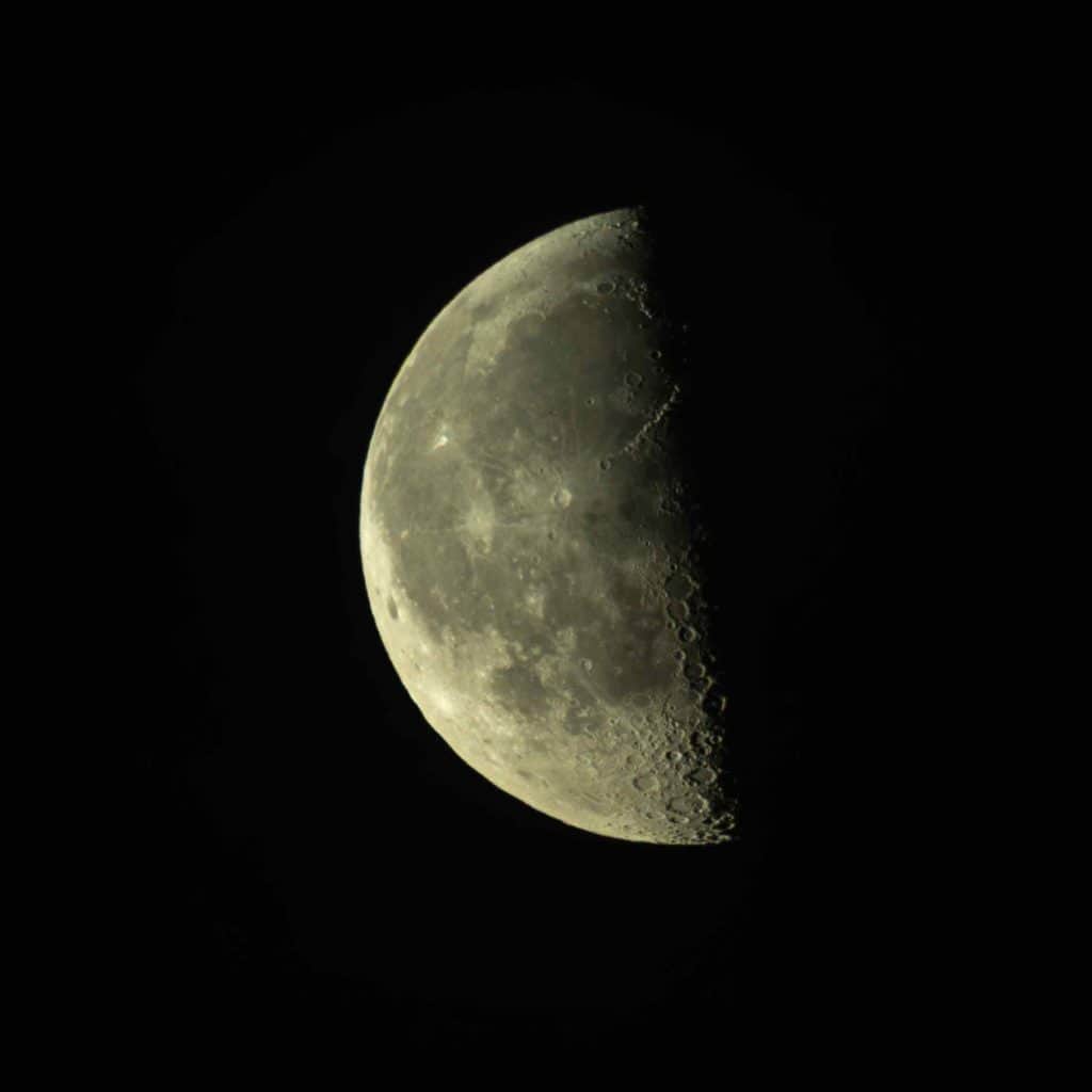 Lua minguante no céu noturno