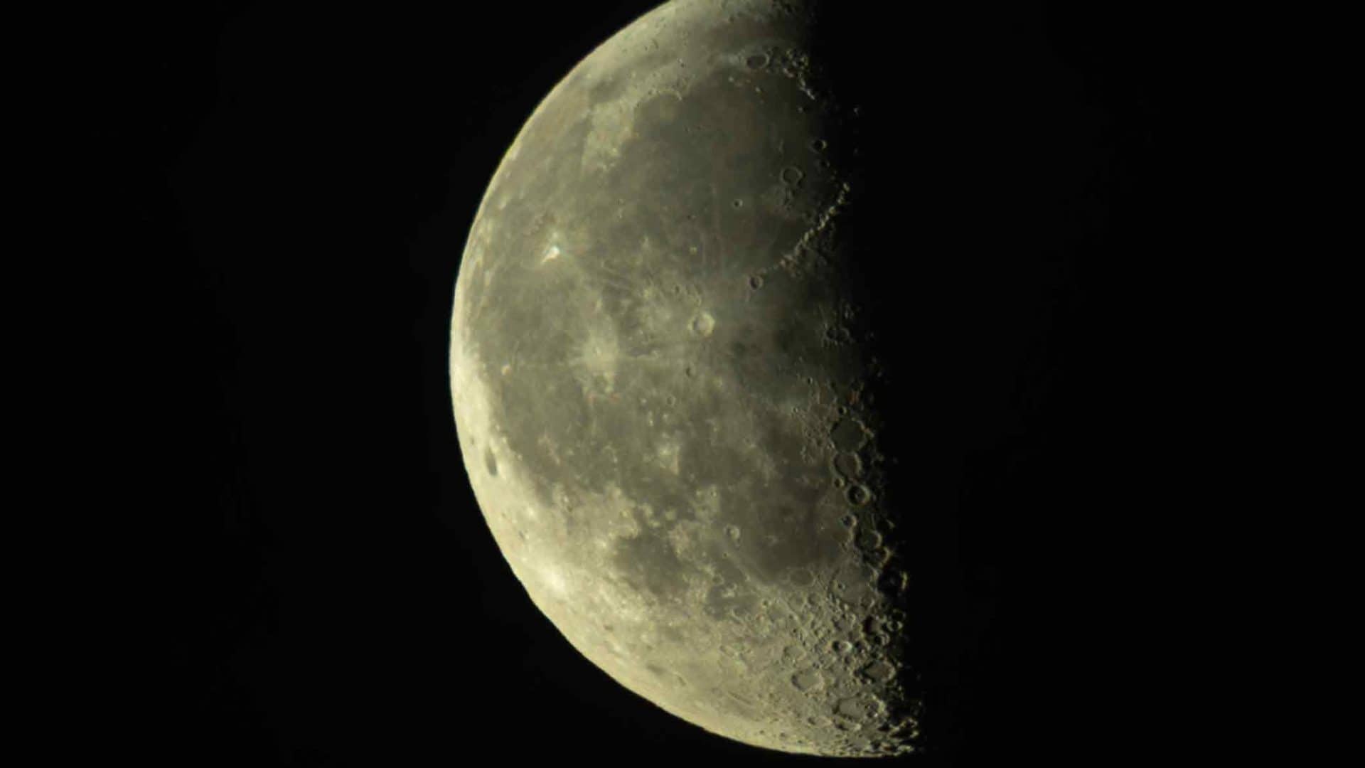 Lua minguante no céu noturno