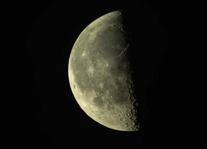 Lua minguante no céu noturno